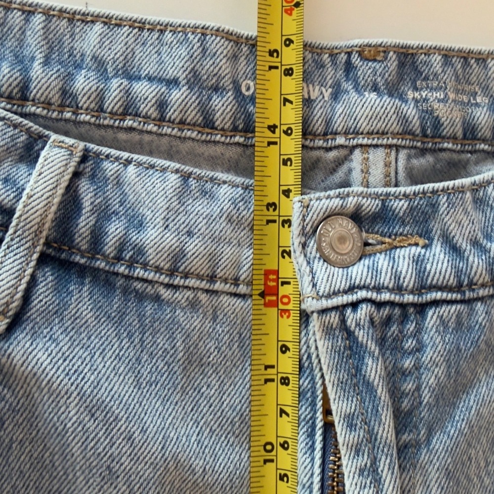 Old Navy Sky Hi Wide-Leg Cargo Denim Jeans Size 16 Light Wash Pockets Utility - Picture 13 of 15